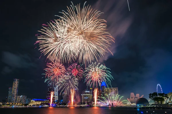 2020-01-01 Singapur Yeni Gün Havai fişekleri