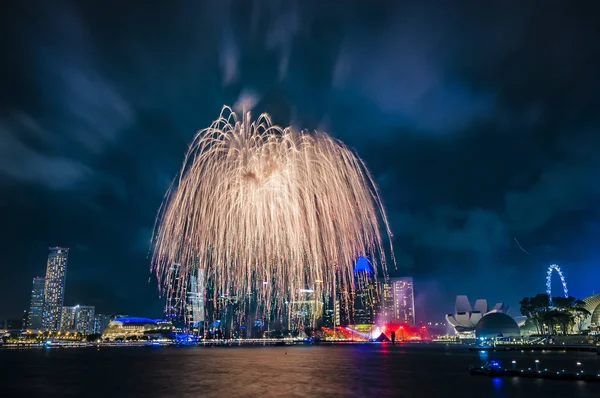 2020-01-01 Singapur Yeni Gün Havai fişekleri