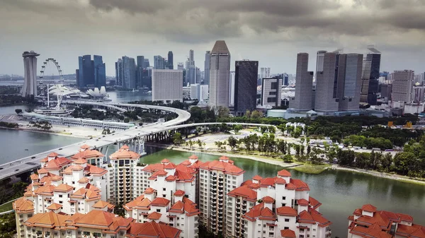 Singapur 2020-03-08 Singapur 'un iş bölgesinde beliren kara bulutların havadan görünüşü.  