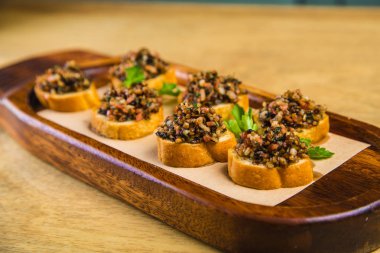 Crostini ile soslu et