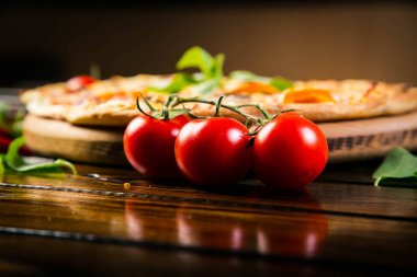 Jambonlu ve mantarlı pizza.