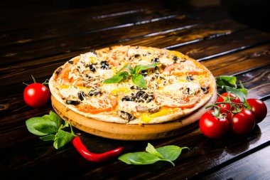  Jambon, zeytin ve domates pizza