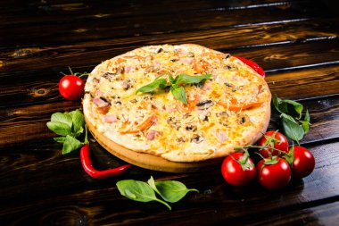 Jambonlu ve mantarlı pizza.