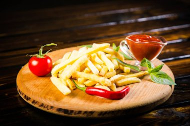  Soslu patates kızartması.