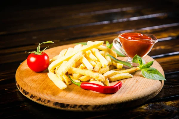  Soslu patates kızartması.