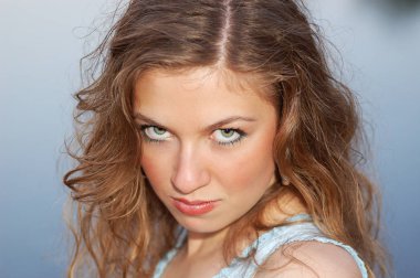 Kız dikkatle kameraya bak