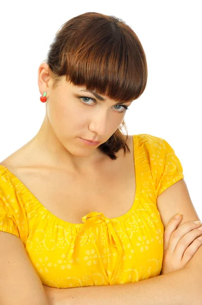 黄色のドレスで憤慨している若い女の子 — ストック写真
