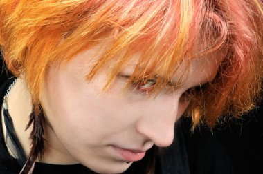 Kırmızı gözlü güzel kırmızı kız