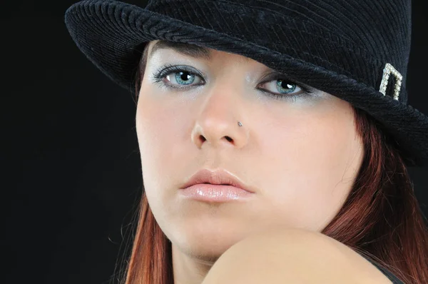 Bella ragazza in cappello — Foto Stock