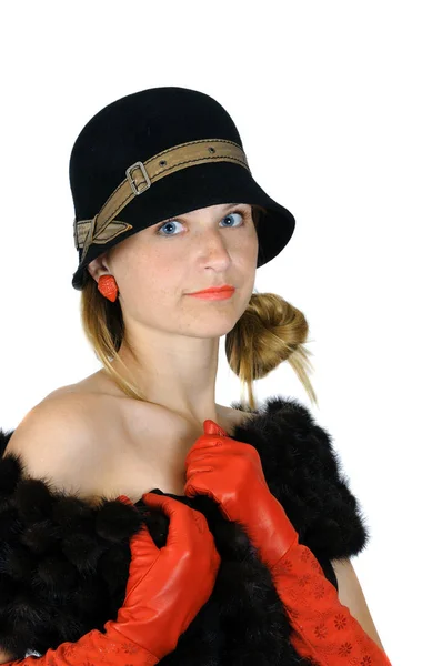 Porträtt av vackra poserar flicka i hatt och röda handskar — Stockfoto