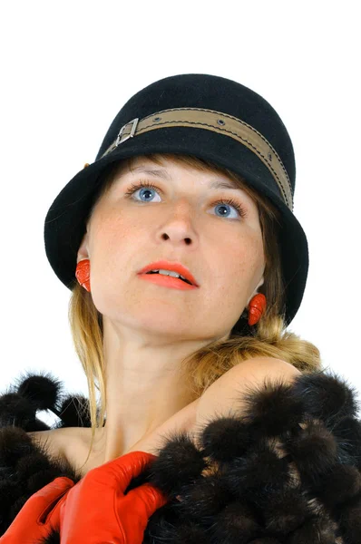 Porträt eines hübschen Mädchens mit Hut und roten Handschuhen — Stockfoto