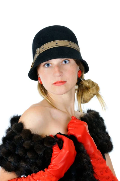 Porträtt av ganska poserar flicka i hatt och röda handskar — Stockfoto