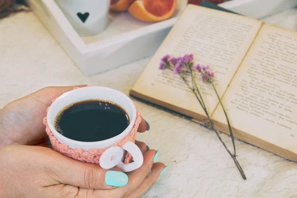 Sıcak kahve ve kurabiye ile yatakta kahvaltı