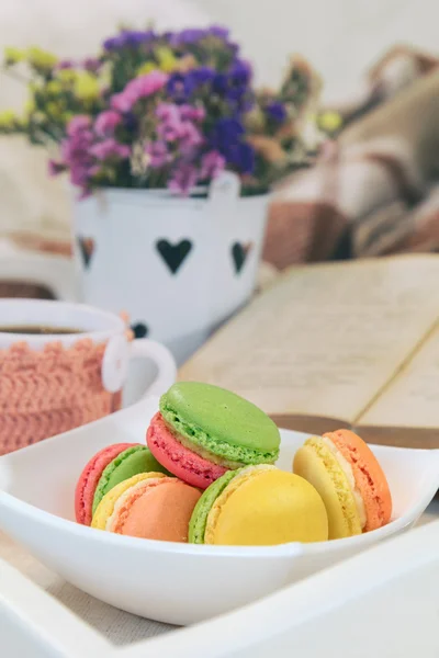 Breakfast in bed with hot coffee and macaroons — Stock Photo, Image
