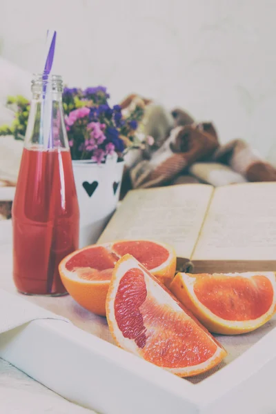 Breakfast in bed with fresh juice and grapefruit — Stock Photo, Image