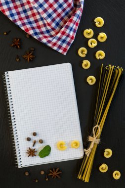 Boş yemek tarifleri ile geleneksel ve siyah pişmemiş makarna çeşitleri
