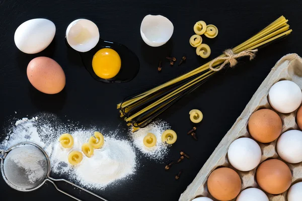 Pastas italianas tradicionales y negras sin cocer Linguine con blanco —  Fotos de Stock