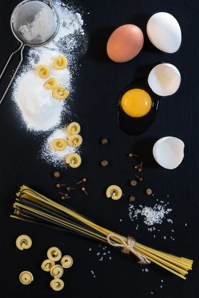 Pastas italianas tradicionales y negras sin cocer Linguine con blanco —  Fotos de Stock