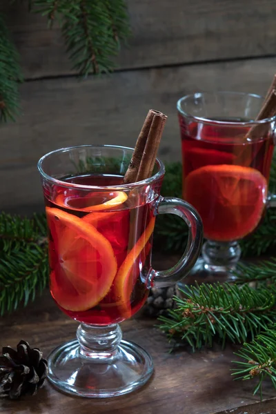 Dois copos xícara de Natal quente vinho quente mulled — Fotografia de Stock