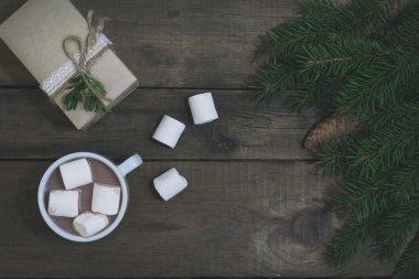 Sıcak çikolata ve Noel ağacı ve hediye