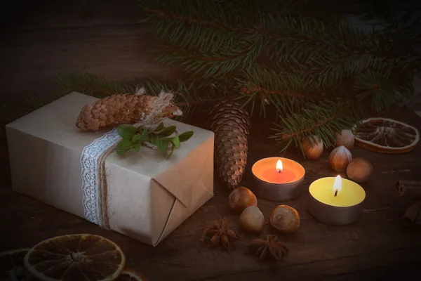 에코 크리스마스 선물 및 두 개의 빛이 촛불 패키지화 — 스톡 사진