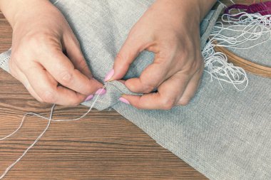 Eller kadın Ajur nakışı yapıyorum