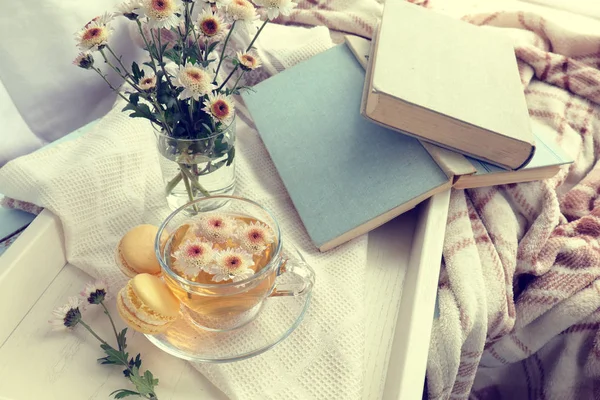 Cup of tea, macaroons, chrysanthemum flowers and books — Stock Photo, Image