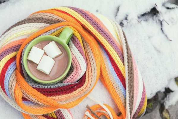 Hot chocolate with marshmallow in green cup — Stock Photo, Image