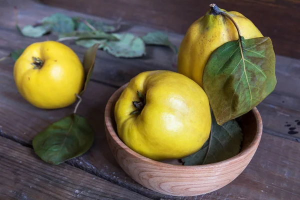 Fruit de coing frais sur table en bois foncé — Photo