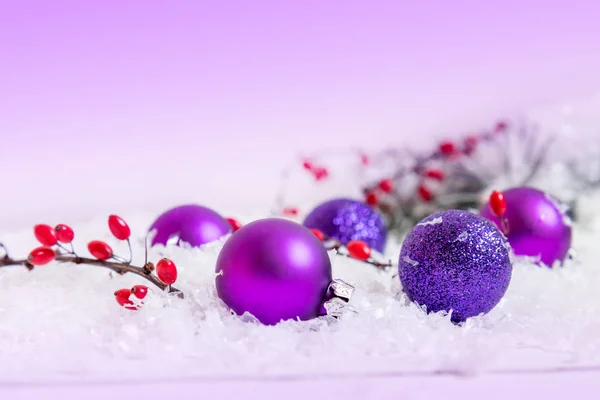 Boules de Noël et Nouvel An sur fond clair — Photo