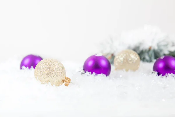 Boules de Noël et Nouvel An sur fond clair — Photo