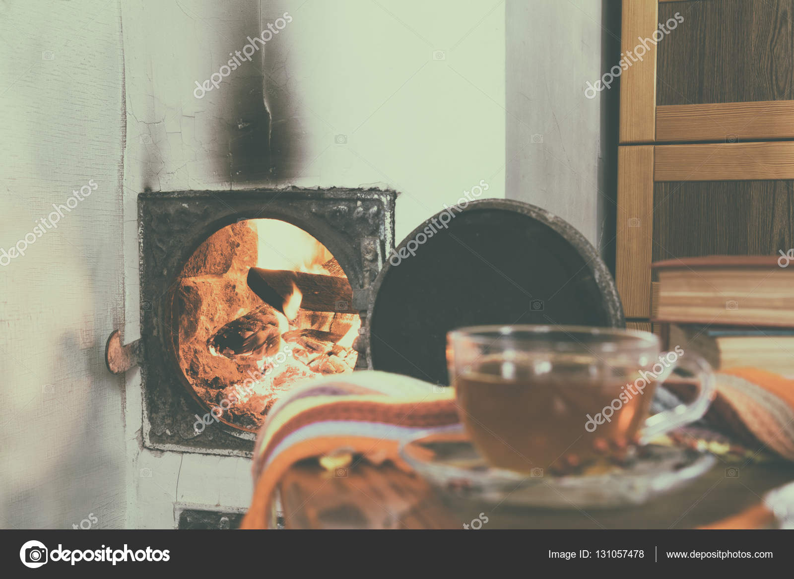 e una tazza di t¨ caldo avvolto in una sciarpa a scacchi inverno accogliente sul tavolo in camera Concetto di casa accogliente Disegni da colorare ed