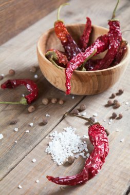 kurutulmuş biber bir ahşap kase
