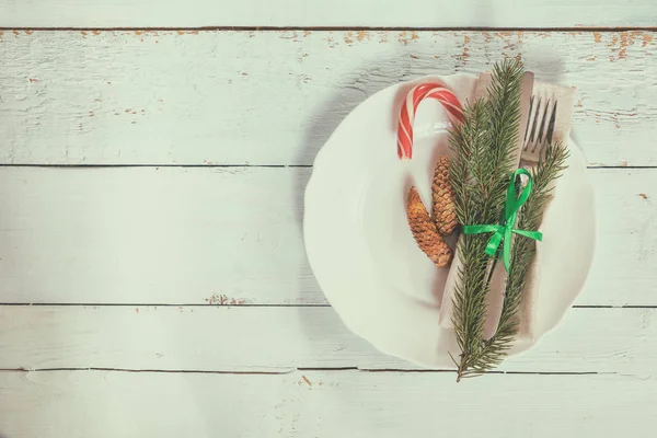 Cubiertos de decoración de Navidad sobre fondo de madera viejo —  Fotos de Stock