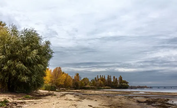 Барвистий осінній пейзаж на річці — стокове фото