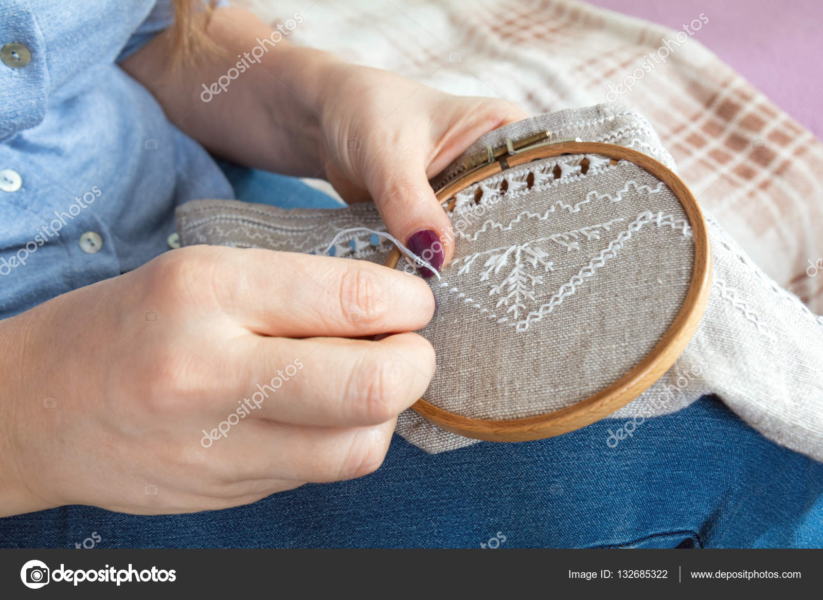 Mani di donna facendo Ricamo traforato su lino homespun Chiuda in su Disegni da colorare e foto di lavorazione — Foto di vika mermaid
