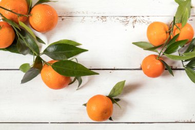 Mandalina Beyaz ahşap masa yapraklarda ile