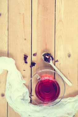 Fincan çay ve tahta kaşık kuru çay 