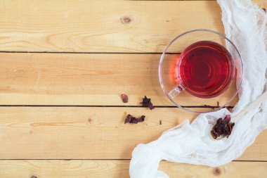 Fincan çay ve tahta kaşık kuru çay 