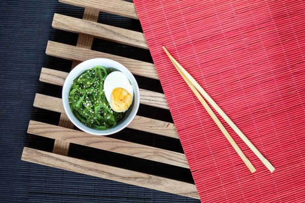 Susam ve fındık soslu Hiyashi wakame