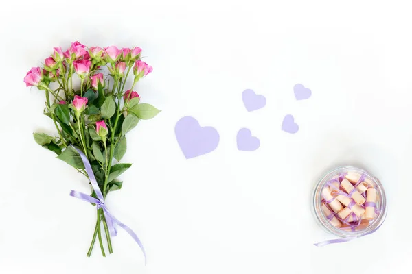 Розовая бумага в стеклянной банке, свежие розовые розы — стоковое фото