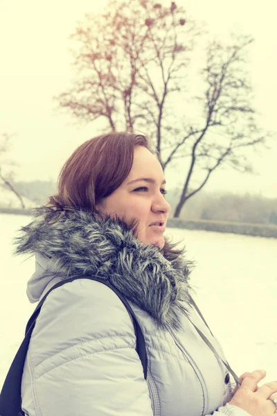 Молода жінка в зимовому парку — стокове фото