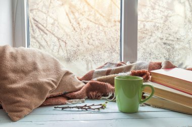 Pencere eşiğinde bir fincan kahve.