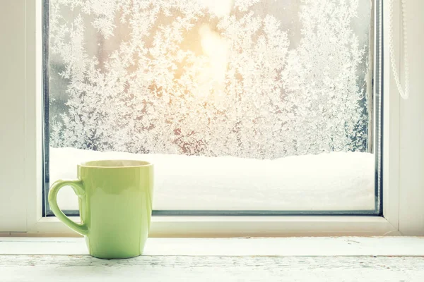 Pencere eşiğinde bir fincan kahve.