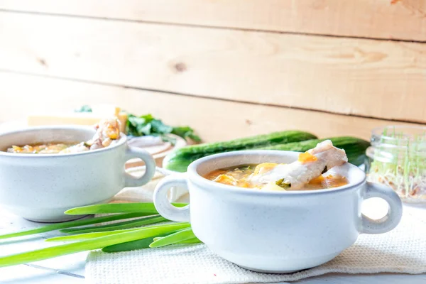 Sup keju dengan ayam, herbal dan sayuran — Stok Foto