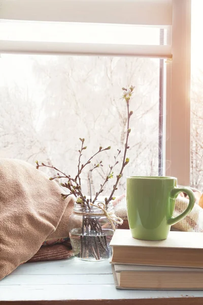 Copa de café, rama de cereza en el alféizar de la ventana — Foto de Stock