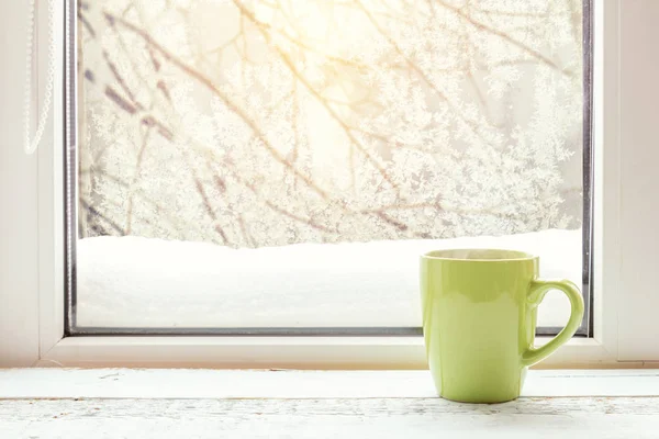 Pencere eşiğinde bir fincan kahve.