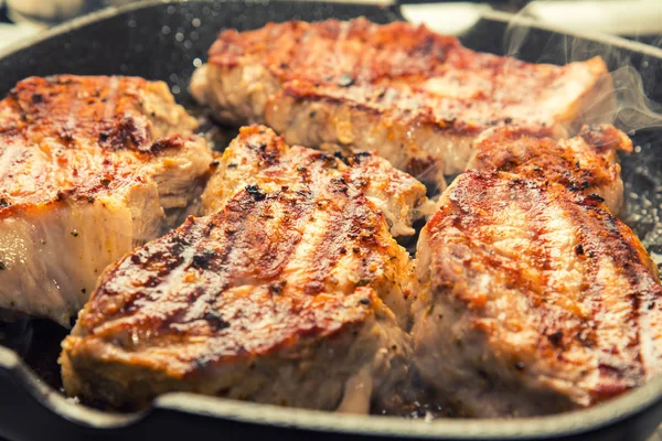 Bife de porco fresco cozinhando na grelha da panela . — Fotografia de Stock