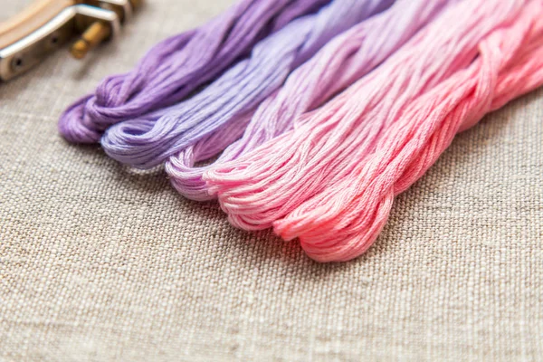 Zestaw do haftowania z wątku fioletowy kolor — Zdjęcie stockowe