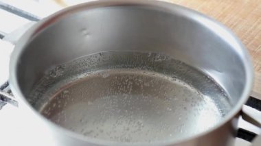 Bir mutfak tencerede kaynar su. Ağır çekim